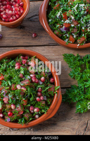 Rohstoffe und Zutaten für tabbouleh Salat auf rustikalen Holztisch Stockfoto