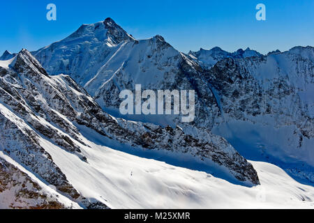 Die schneebedeckten Gletscher Anungletscher mit den Gipfeln Sattelhorn und das Aletschhorn über den Pass Lötschenlücke, Lötschental, Wallis, Schweiz Stockfoto