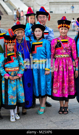 Familie in festlichen deel Kostüme in die Nationaltracht Festival, Ulaanbaatar, Mongolei Stockfoto