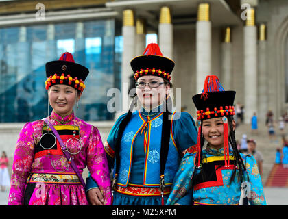 Drei junge Frauen stellen in traditionellen deel Kostüm und den typischen Hut mit, dass die konische Spitze, Nationaltracht Festival, Ulaanbaatar, Mon Stockfoto