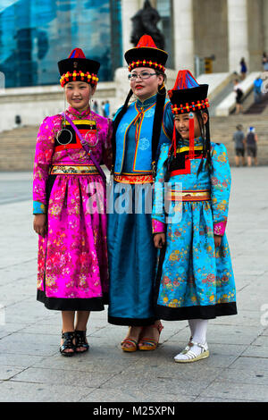 Drei junge Frauen stellen in traditionellen deel Kostüm und den typischen Hut mit, dass die konische Spitze, Nationaltracht Festival, Ulaanbaatar, Mon Stockfoto