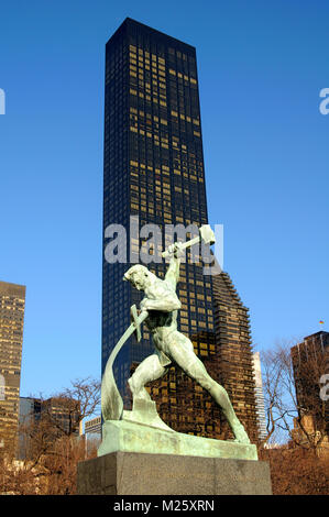 Bronzestatue lassen Sie uns Beat Schwerter zu Pflugscharen, die Vereinten Nationen, UN-Garten, Trump World Tower hinter, New York, USA Stockfoto