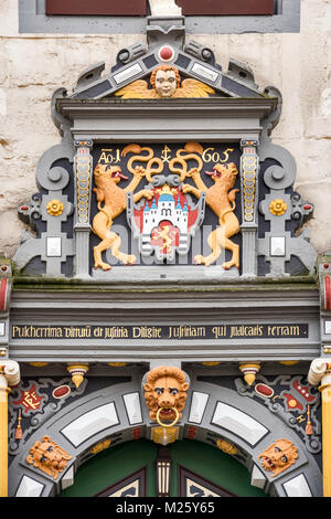 Wappen im Renaissance Portal des Rathauses in Hann munden, Niedersachsen, Deutschland Stockfoto