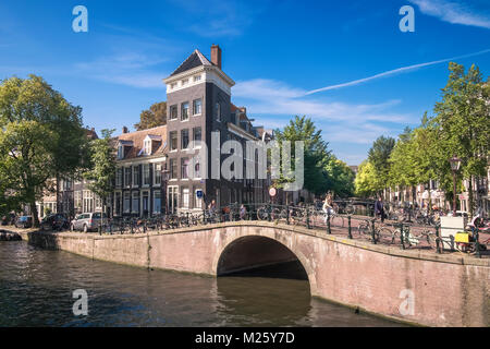 Amsterdam Canal Street Scene, Prinsengracht Kanal, Amsterdam, Niederlande. Stockfoto