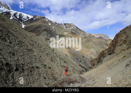 Reisender auf dem Trekking auf markha Valley Trek Route in Ladakh, Karakorum Panorama. Diese Region ist ein Zweck der Motorrad Expeditionen Stockfoto