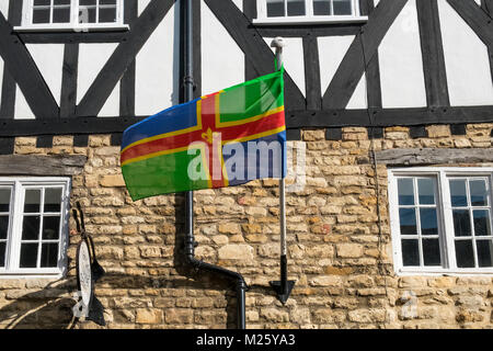 Die offizielle Flagge von Lincolnshire, eine Grafschaft in der Region East Midlands von England, Fliegen auf einem Gebäude in der Stadt Lincoln, Lincolnshire, England, Großbritannien Stockfoto