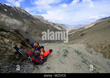 Reisender auf dem Trekking auf markha Valley Trek Route in Ladakh, Karakorum Panorama. Diese Region ist ein Zweck der Motorrad Expeditionen Stockfoto