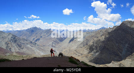 Reisender auf dem Trekking auf markha Valley Trek Route in Ladakh, Karakorum Panorama. Diese Region ist ein Zweck der Motorrad Expeditionen Stockfoto