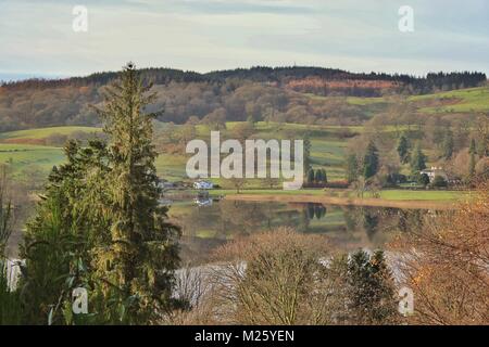 Malerische Aussicht über das Venn in Cumbia im Herbst in der Nähe von Ambleside. Stockfoto