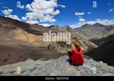 Reisender auf dem Trekking auf markha Valley Trek Route in Ladakh, Karakorum Panorama. Diese Region ist ein Zweck der Motorrad Expeditionen Stockfoto