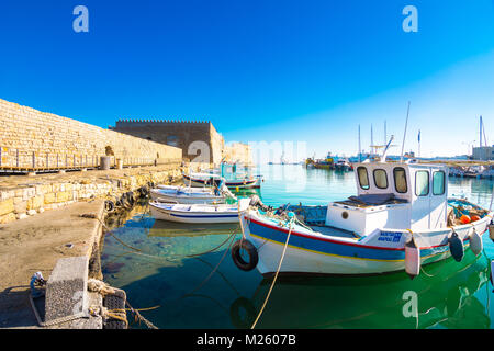 Heraklion Hafen mit alten venezianischen Festung Koule und Werften, Kreta, Griechenland Stockfoto