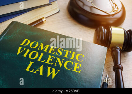 Häusliche Gewalt Recht auf einen hölzernen Tisch. Stockfoto