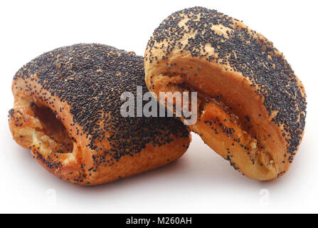 Einen dänischen Tebirkes Brot mit Mohn auf weißem Hintergrund Stockfoto