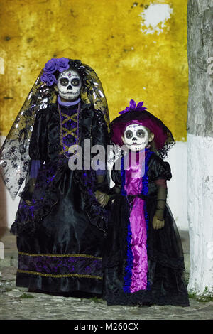 CADEREYTA, MEXIKO - 27. Oktober zwei mexikanischen Kinder mit blauen Catrina Kleider während der annctober 2017 gekleidet Stockfoto