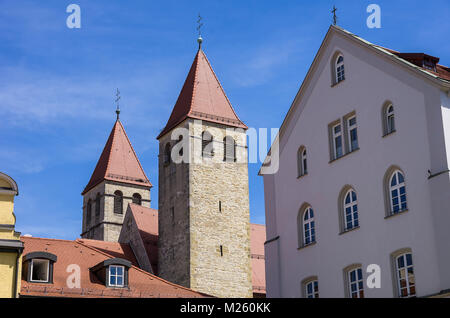 Die Türme der Kirche in der niedermünsterkirche Regensburg, Bayern, Deutschland. Stockfoto