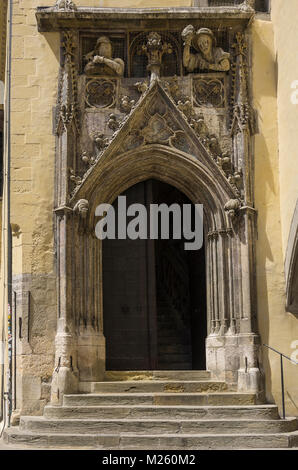 Der gotische Spitzbogen Portal des Alten Rathauses in Regensburg, Bayern, Deutschland. Stockfoto