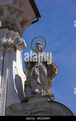 Statue der Mutter Gottes auf dem Dach Giebel von St. Joseph's Kloster der barfüßigen Karmeliten in Regensburg, Bayern, Deutschland. Stockfoto