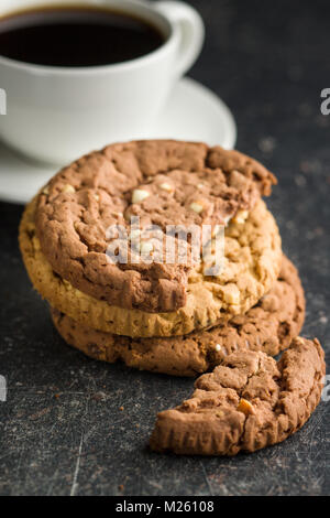 Süße Schokolade Cookies und Kaffee Tasse. Stockfoto