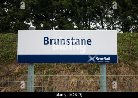 Der Bahnhof Zeichen an Brunstane in Edinburgh. Dies ist eine der wenigen Stationen in Schottland, das hat keine Gälische übersetzung für seinen Namen. Stockfoto