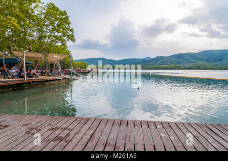 Natürlichen Pool auf dem See von Banyoles, Abgrenzung von einem Bereich mit Bojen, Bar mit Terrasse, Lleida, Katalonien, Spanien Stockfoto