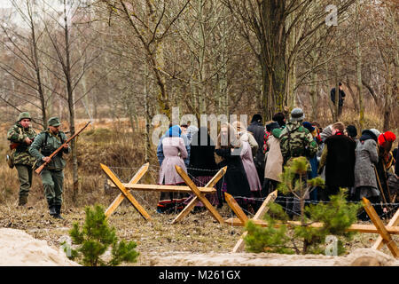 Gomel, Belarus - November 26, 2016: Deutsche Soldaten bewachen die gefangenen Zivilisten. Wiederaufbau der Befreiung der Stadt Gomel Stockfoto