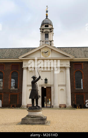 Statue eines Chelsea Rentner außerhalb des Royal Hospital Chelsea in London, England. Die bronzestatue ist mit einem dreispitz Hut und Stock dargestellt. Stockfoto