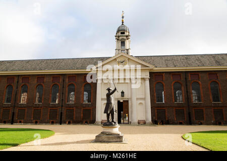 Statue eines Chelsea Rentner außerhalb des Royal Hospital Chelsea in London, England. Die bronzestatue ist mit einem dreispitz Hut und Stock dargestellt. Stockfoto