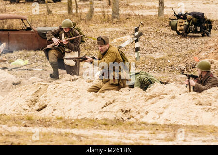 Gomel, Belarus - November 26, 2016: Die Offensive der sowjetischen Soldaten durch Gräben. Rekonstruktion der Kämpfe für die Befreiung der Stadt Stockfoto