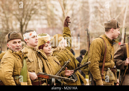 Gomel, Belarus - November 26, 2016: Sowjetische Soldaten der Roten Armee stand in Line nach der Schlacht die Stadt Gomel zu assimilieren. Wiederaufbau Stockfoto