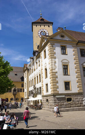 Die historischen Ratskeller (Keller des Rathauses) und Turm des Alten Rathauses in Regensburg, Bayern, Deutschland. Stockfoto