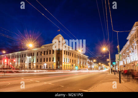 Sowjetische Straße in der Stadt Gomel mit Spuren von Autos auf langen Belichtungszeit. Nacht Stadtbild Stockfoto