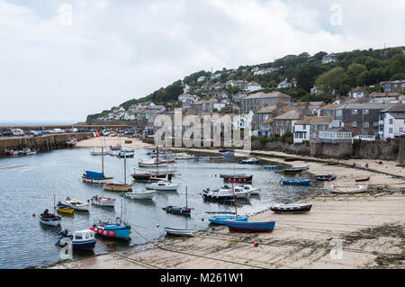 Die Hafen- und Fischerdorf Mousehole, Cornwall, England, Großbritannien Stockfoto