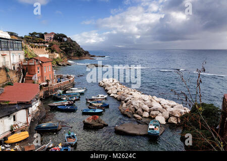 Marechiaro Marina mit Vesuv und Fenster Stockfoto