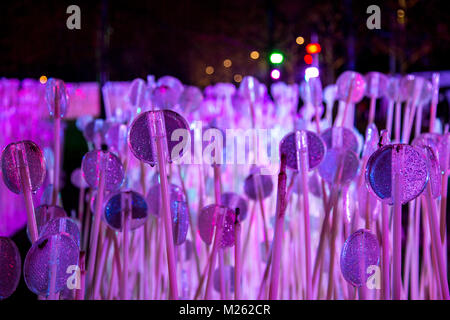 Leichte Installation aus Reflektoren auf Stöcke von Rami Bebawi/KANVA in London Lumiere Festival in der Nähe von Kings Cross, London, UK Stockfoto