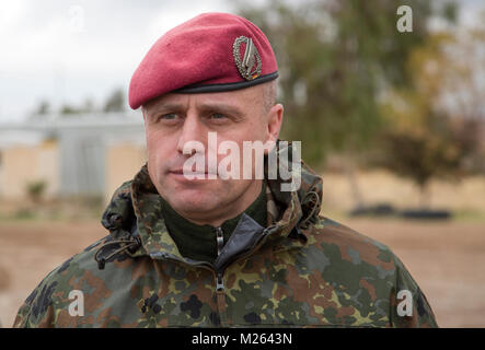 Deutsche Oberstleutnant Andreas Steinhaus, das neue Kurdistan Training Coordination Center Commander, eingesetzt zur Unterstützung der Operation inhärenten Lösen, Bewertungen Koalition Schulungen für Partner Kräfte in der Nähe von Erbil, Irak, Dez. 6, 2017. Die Breite und Vielfalt der Koalitionspartner zeigt die globalen und einheitlichen Ziel der Sieg über ISIS im Irak und in Syrien. CJTF-OIR ist die globale Koalition zu besiegen ISIS im Irak und in Syrien. (U.S. Armee Stockfoto