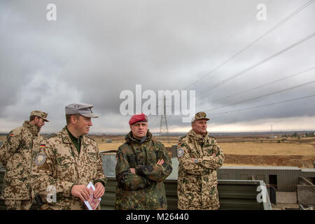 Deutsche Oberstleutnant Andreas Steinhaus, das neue Kurdistan Training Coordination Center Commander, eingesetzt zur Unterstützung der Operation inhärenten Lösen, Bewertungen Koalition Schulungen für Partner Kräfte in der Nähe von Erbil, Irak, Dez. 6, 2017. Die Breite und Vielfalt der Koalitionspartner zeigt die globalen und einheitlichen Ziel der Sieg über ISIS im Irak und in Syrien. CJTF-OIR ist die globale Koalition zu besiegen ISIS im Irak und in Syrien. (U.S. Armee Stockfoto