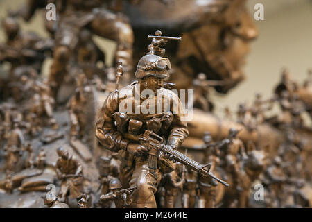 Marine Corps Recruiting Befehl stellten drei einzigartige Skulpturen des Künstlers Kris Kuksi am nationalen Museum der Marine Corps im Dreieck, Virginia, 13. Dezember 2017. Kuksi wurde von J. Walter Thompson, der Werbeagentur des Marine Corps, drei Skulpturen, verkörpern verkörpern die "Kampfgeist" des Marine Corps zu erstellen. Die wichtigsten Skulptur", in ihrem Kern' ist eine Statue von einem Marine, steht fast sieben Meter hoch und wiegt fast 150 Kilo. Kuksi verbrachte fast acht Monate den Bau der Skulpturen und verwendet eine Vielfalt von Werkstoffen wie Modellbau, Spielzeug, Army Men Stockfoto