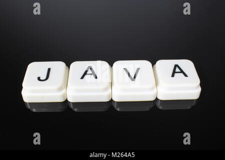 Java Text Wort Titel Caption Label cover Hintergrund. Buchstaben toy Blocks auf der Schwarzen reflektierenden Hintergrund. Weiße Buchstaben.. Stockfoto