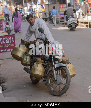 Frische Milch Lieferung, Bundi, Rajasthan, Indien Stockfoto