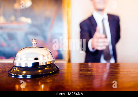 Hotel rezeption Glocke und der Rezeptionist gruss Handshake Stockfoto
