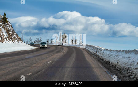 Sicht auf die Berge Highway führt zu Winter Park, Colorado; Wolken im Hintergrund Stockfoto