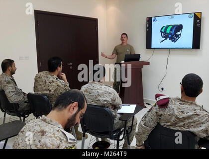 JEDDAH, Saudi-Arabien (Jan. 22, 2018) die Beseitigung von Explosivstoffen Techniker 2. Klasse Timothy Corwin, Kommandeur der Task Group 56.1 zugewiesen, lehrt eine Klasse auf meinen Zähler messen (MCM) Tools zur Royal Saudi Seestreitkräfte die Beseitigung von Explosivstoffen Techniker während der Übung Indigo Antwort 18. Übung Indigo Antwort 18 ist eine bilaterale Unterwasser MCM Engagement zwischen der U.S. Navy und Royal Saudi Seestreitkräfte auf die Verbesserung des gegenseitigen maritimen Fähigkeiten und Interoperabilität. (U.S. Marine Stockfoto