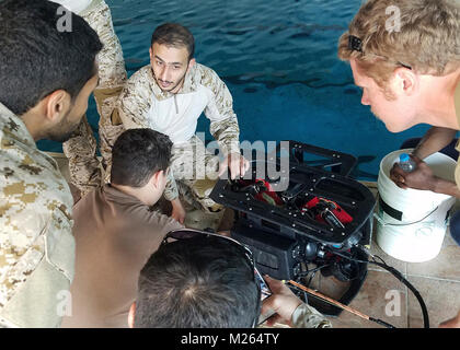 JEDDAH, Saudi-Arabien (Jan. 22, 2018) ein Royal Saudi Seestreitkräfte die Beseitigung von Explosivstoffen Techniker tauscht Funktionen und Prozeduren einer ferngesteuerten Fahrzeug mit Matrosen zu Commander Task Group 56.1 zugewiesen, während eines Trainings Evolution als Teil der Übung Indigo Antwort 18. Übung Indigo Antwort 18 ist eine bilaterale Underwater mine Gegenmaßnahmen Engagement zwischen der U.S. Navy und Royal Saudi Seestreitkräfte auf die Verbesserung des gegenseitigen maritimen Fähigkeiten und Interoperabilität. (U.S. Marine Stockfoto