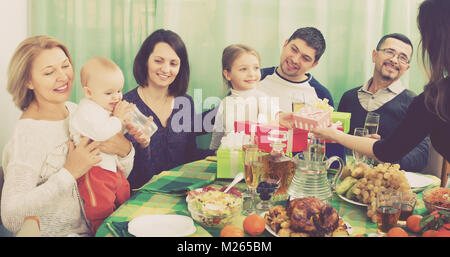 Glückwunsch Happy girl mit dem Geburtstag zu Hause von Mehr-generationen-Familie Stockfoto