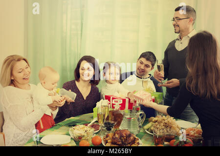 Happy Mehr-generationen-Familie zu Hause Mädchen mit Geburtstag gratulieren. Stockfoto