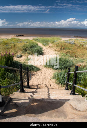 Treppen, die zum Strand und Dünen in Fleetwood, in der Nähe von Blackpool, mit Blick auf die Morecambe Bay und die Irische See. Ein Weg führt über die s Stockfoto