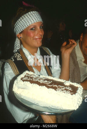 LOS ANGELES, Ca - 21. NOVEMBER: Schauspielerin Jamie Lee Curtis mit Kuchen an ihrem Geburtstag party im La Cage Aux Folles am 21. November 1981 in Los Angeles, Kalifornien. Foto von Barry King/Alamy Stock Foto Stockfoto