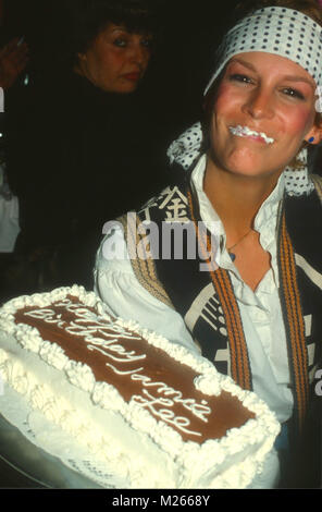 LOS ANGELES, Ca - 21. NOVEMBER: Schauspielerin Jamie Lee Curtis mit Kuchen an ihrem Geburtstag party im La Cage Aux Folles am 21. November 1981 in Los Angeles, Kalifornien. Foto von Barry King/Alamy Stock Foto Stockfoto