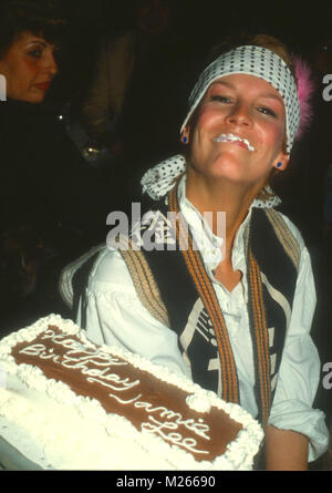 LOS ANGELES, Ca - 21. NOVEMBER: Schauspielerin Jamie Lee Curtis mit Kuchen an ihrem Geburtstag party im La Cage Aux Folles am 21. November 1981 in Los Angeles, Kalifornien. Foto von Barry King/Alamy Stock Foto Stockfoto