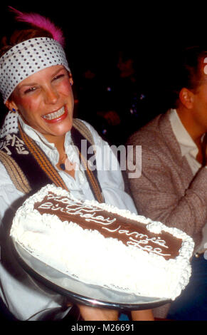 LOS ANGELES, Ca - 21. NOVEMBER: Schauspielerin Jamie Lee Curtis mit Kuchen an ihrem Geburtstag party im La Cage Aux Folles am 21. November 1981 in Los Angeles, Kalifornien. Foto von Barry King/Alamy Stock Foto Stockfoto